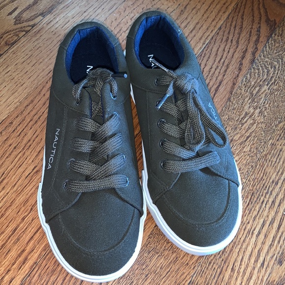 Kids size 2 nautica shoes. - Picture 2 of 3
